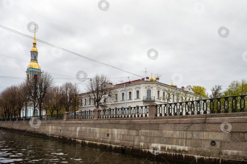 Скачать Санкт-Петербург, Россия, май 2024 года: Морской Свято-Николаевский собор, вид с реки в Санкт-Петербурге фотосток Ozero