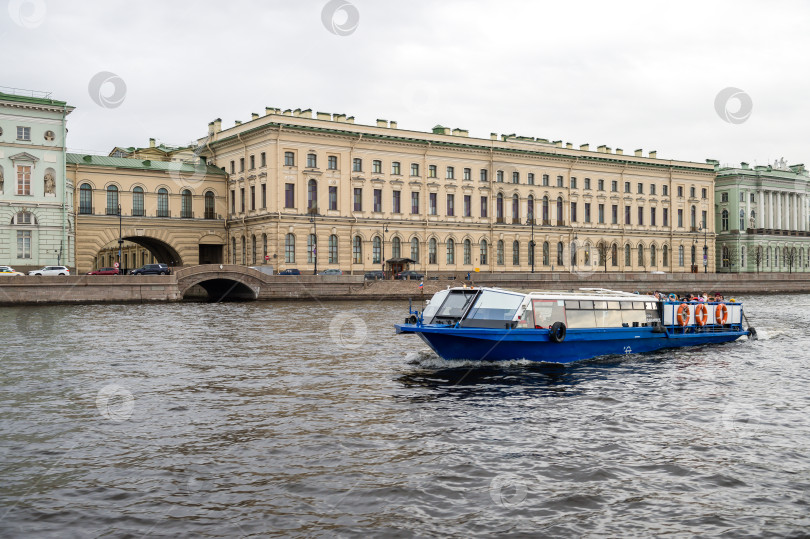 Скачать Санкт-Петербург, Россия, май 2024 года: Экскурсии на теплоходах для туристов по Неве в Санкт-Петербурге фотосток Ozero