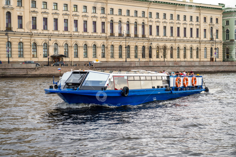 Скачать Санкт-Петербург, Россия, май 2024 года: Морские прогулки для туристов по рекам и каналам Санкт-Петербурга фотосток Ozero