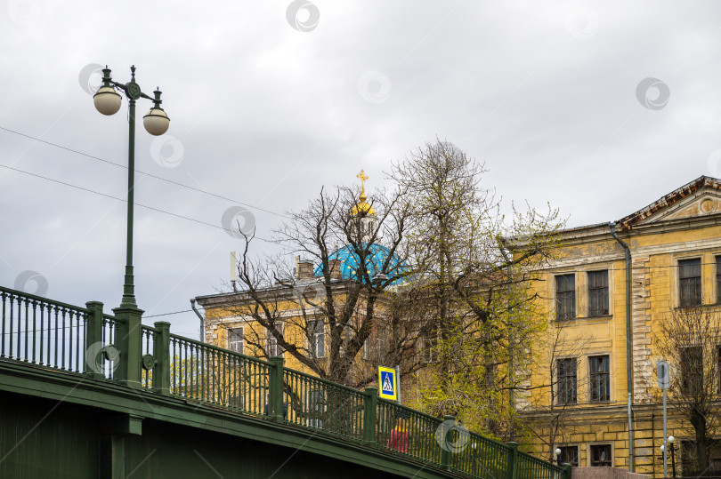 Скачать Санкт-Петербург, Россия, май 2024 года: вид на Троицкий собор с реки из-за домов Санкт-Петербурга фотосток Ozero