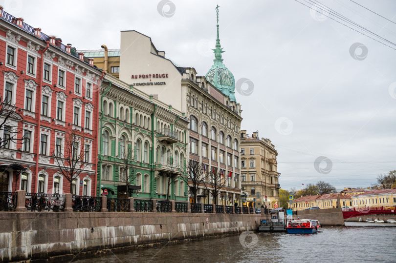 Скачать Санкт-Петербург, Россия, май 2024 года: Старинные дома и дворцы Санкт-Петербурга, видимые с палубы корабля фотосток Ozero