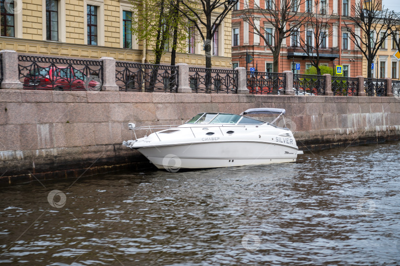 Скачать Санкт-Петербург, Россия, май 2024 года: Прогулочные туристические яхты на набережной реки Фонтанки в Санкт-Петербурге фотосток Ozero