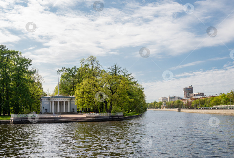 Скачать Санкт-Петербург, Россия, май 2024 года: парк 300-летия Санкт-Петербурга на берегу реки фотосток Ozero