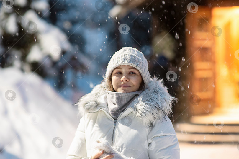 Скачать Девушка вечером под фонарем во время снегопада фотосток Ozero