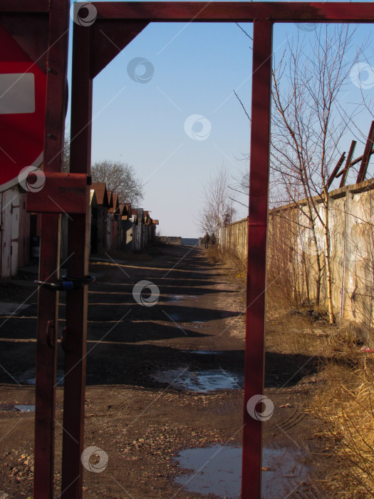 Скачать За воротами: Путь, усеянный тайнами фотосток Ozero