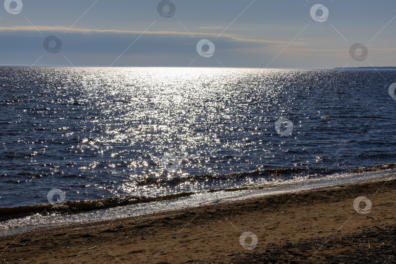 Скачать Песчаный пляж в солнечный день, синяя вода, свет Солнца отражается в воде фотосток Ozero