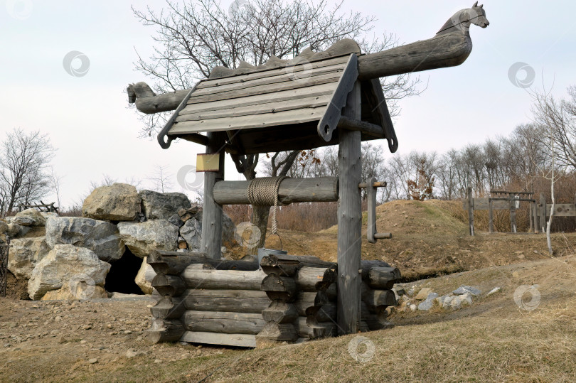 Скачать Деревянный колодец с ведром в древнерусском славянском стиле фотосток Ozero