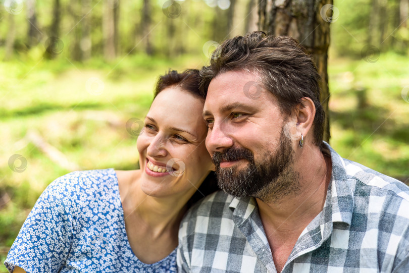 Скачать Портрет молодой супружеской пары, сидящей в лесу в солнечный день фотосток Ozero