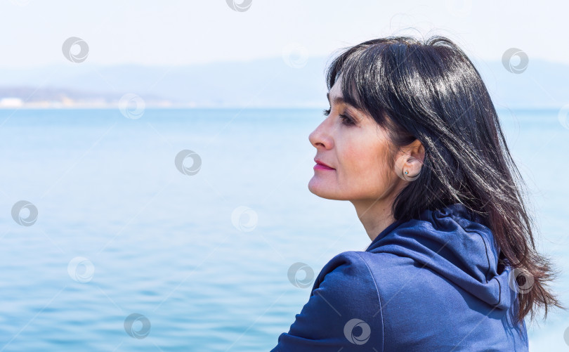 Скачать Портрет 45-летней русской женщины на фоне Японского моря фотосток Ozero