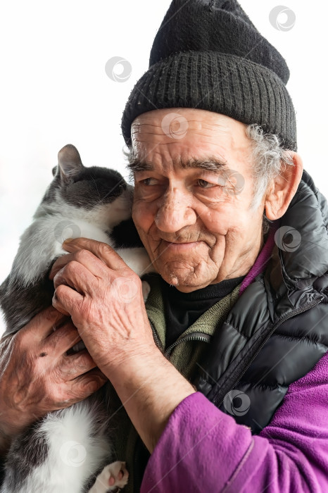 Скачать Старый русский мужчина держит на руках свою кошку и улыбается фотосток Ozero