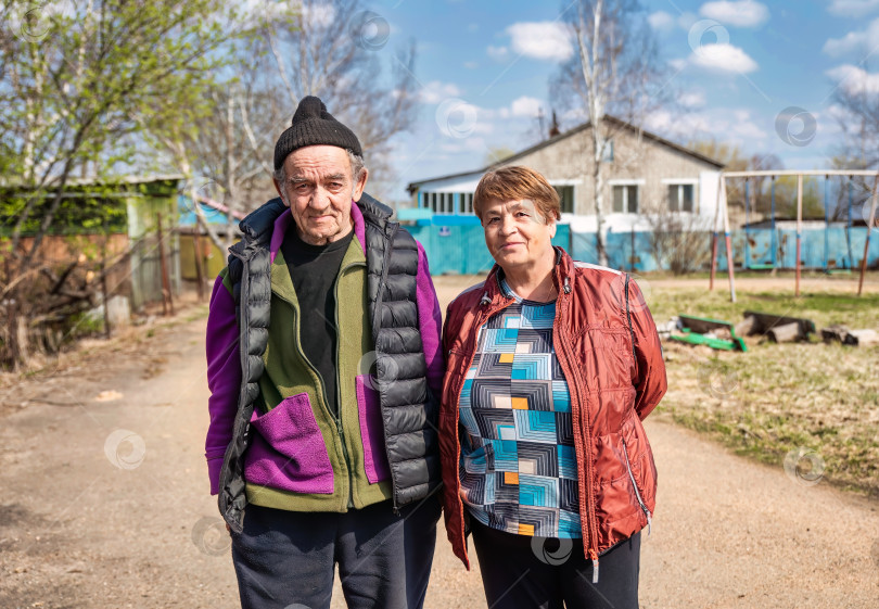 Скачать Портрет 75-летних бабушки и дедушки в русской деревне вместе фотосток Ozero