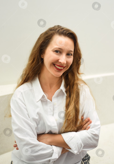 Скачать Портрет 33-летней русской блондинки, улыбающейся крупным планом фотосток Ozero