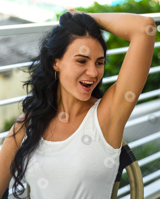 Скачать Портрет сексуальной украинской женщины, потягивающейся крупным планом и смотрящей налево фотосток Ozero