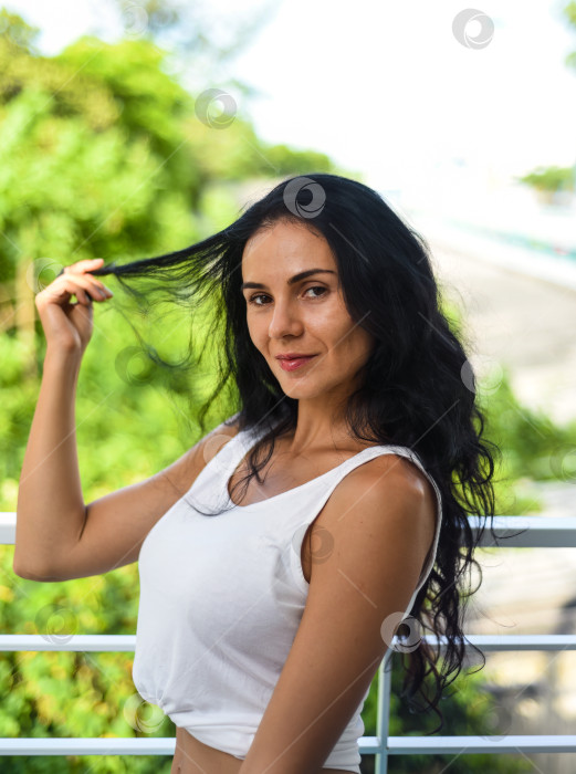 Скачать Портрет сексуальной украинки, трогающей свои волосы и смотрящей в камеру фотосток Ozero