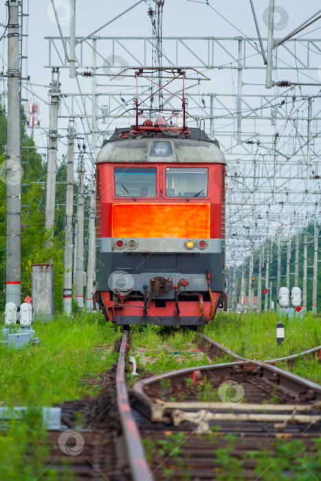 Скачать Вид спереди на пассажирский электровоз на железной дороге фотосток Ozero