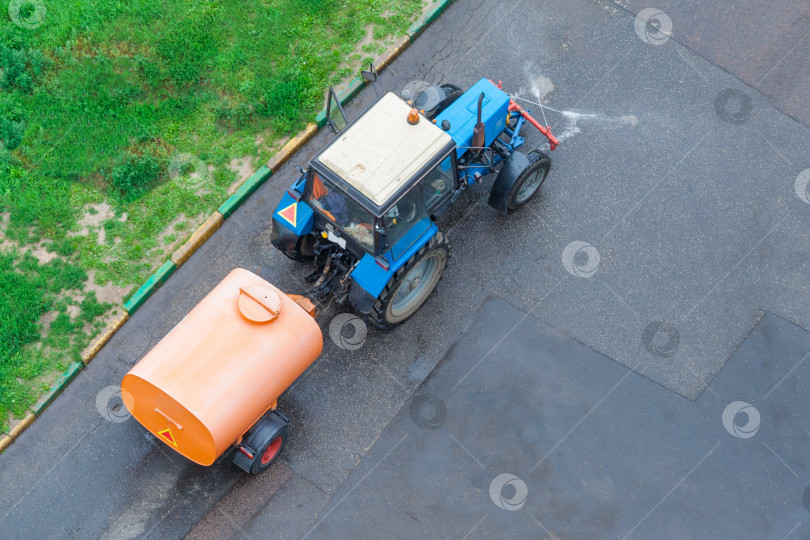 Скачать Вид с высоты птичьего полета на грузовик с баком для мытья улицы с копировальным пространством фотосток Ozero