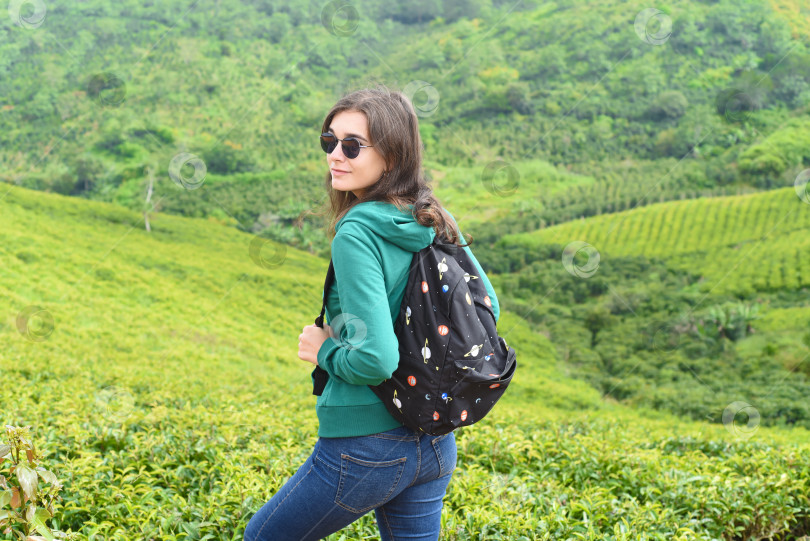 Скачать Брюнетка-путешественница с рюкзаком на чайном холме в Далате, Вьетнам фотосток Ozero