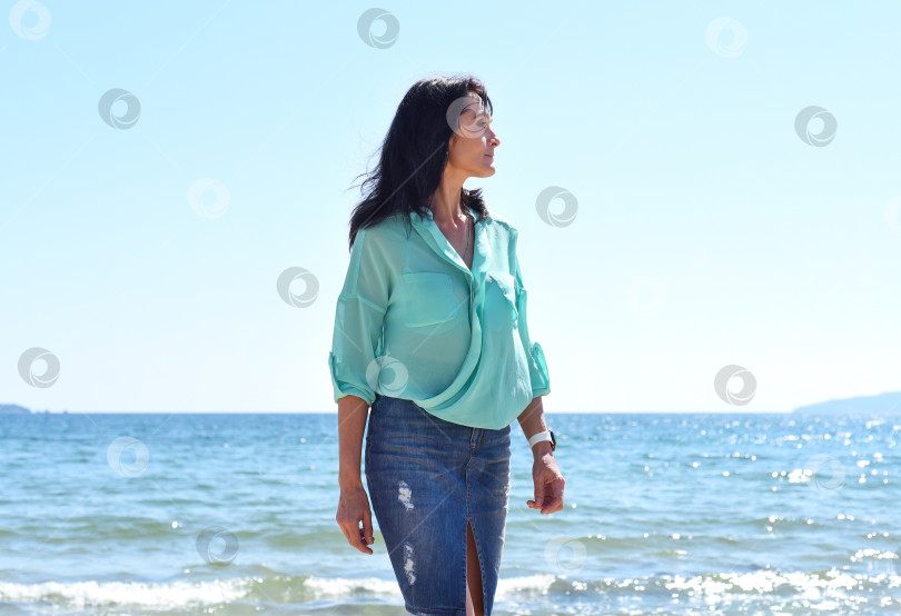 Скачать 45-летняя русская женщина стоит в Японском море и смотрит вдаль фотосток Ozero