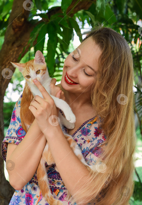 Скачать Молодая блондинка обнимает своего рыжего кота фотосток Ozero