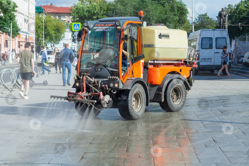 Скачать Москва, Россия, август 2018 года: Вид на уборочную машину, моющую пешеходные тротуары города (редакционная статья) фотосток Ozero