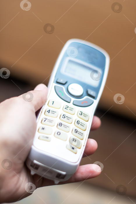 Скачать Человек, держащий в руках устройство связи с цифрой 1, отображаемой на экране фотосток Ozero