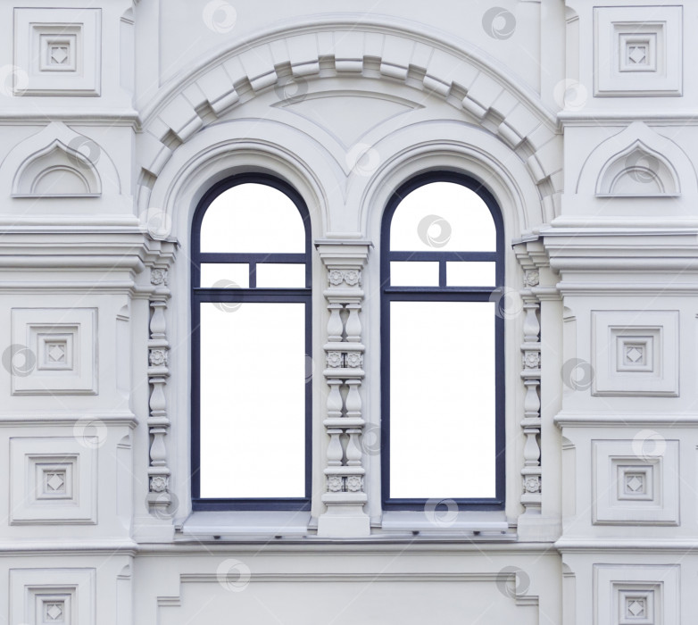 Скачать Вид крупным планом на фасад белого старинного здания с изолированными арочными окнами из двух частей (макет) фотосток Ozero
