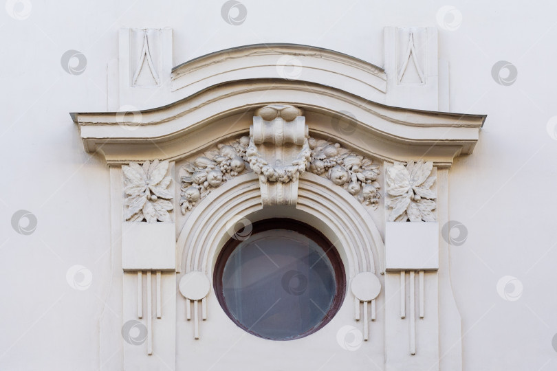 Скачать Круглое окно на стене из белого камня, украшенное витиеватой штукатуркой (текстура) фотосток Ozero