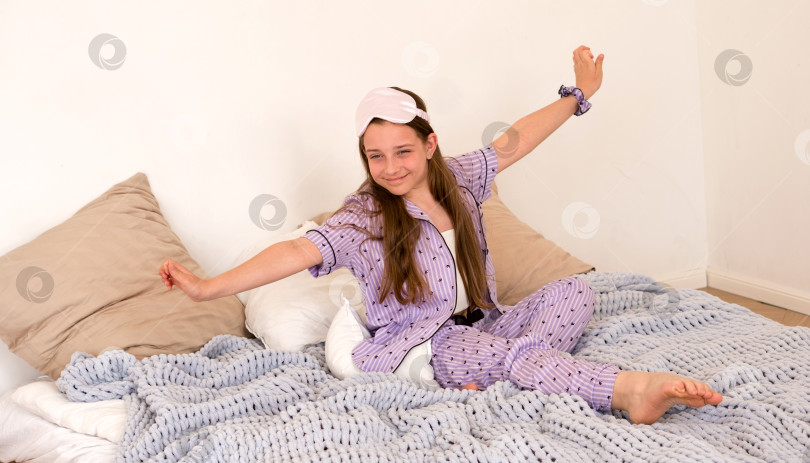 Скачать Девушка зевает, потягиваясь на кровати фотосток Ozero