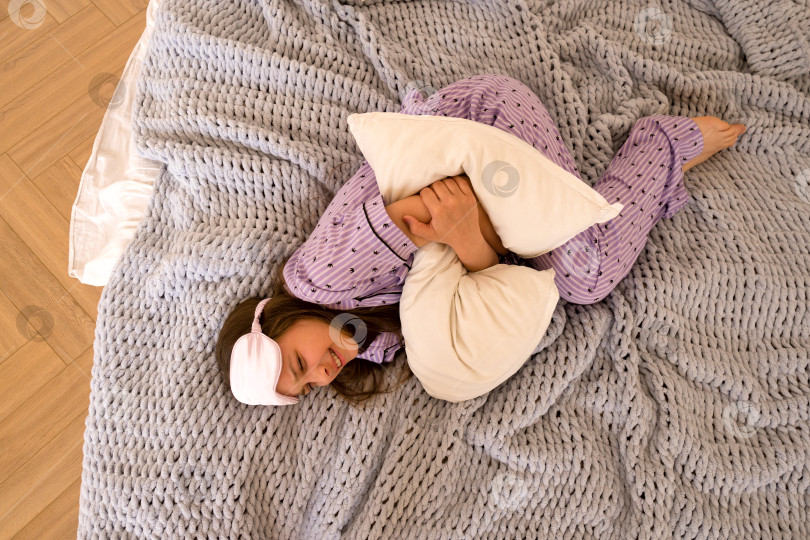 Скачать Девочка-подросток, обнимающая подушку, в маске для сна фотосток Ozero
