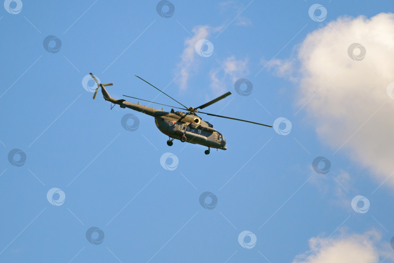 Скачать Москва, Россия, август 2018 года: Военный вертолет Военно-воздушных сил Российской Федерации в голубом небе (редакционная статья) фотосток Ozero