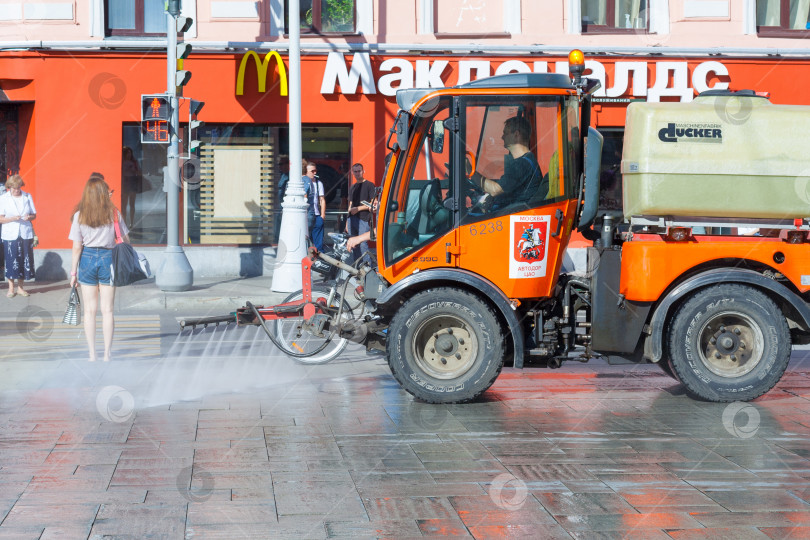 Скачать Москва, Россия, август 2018 года: Вид уборочной машины, моющей улицы города (редакционная статья) фотосток Ozero