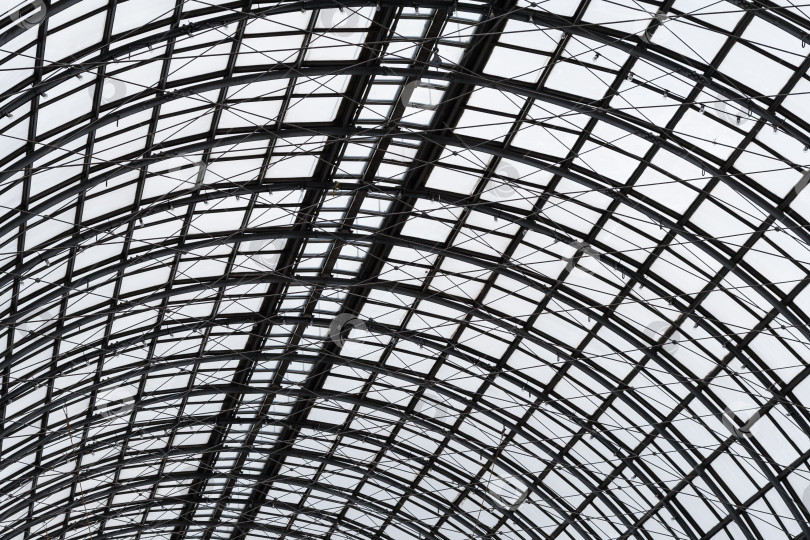 Скачать Абстрактный вид на полусферический потолок из стекла и металла в современном здании в качестве фона, текстуры фотосток Ozero