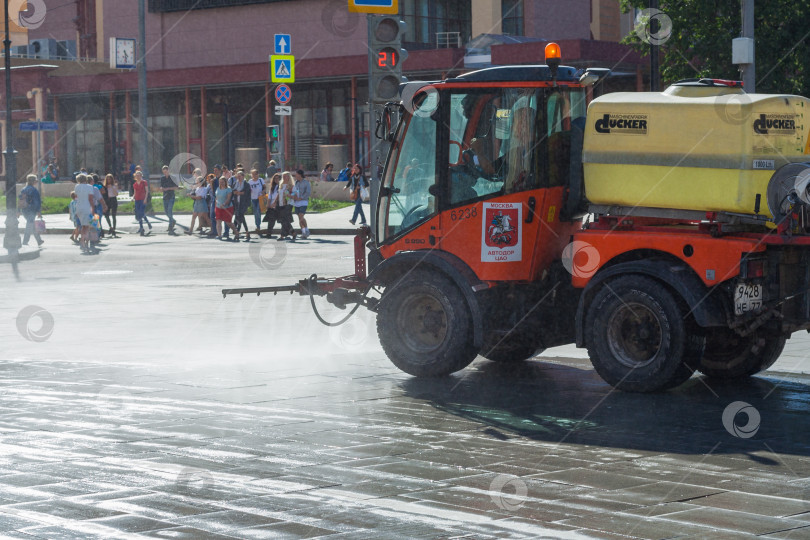 Скачать Москва, Россия, август 2018 года: Уборочная машина моет улицы в городе (редакционная статья) фотосток Ozero