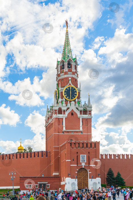Скачать Москва, Россия, август 2018 года: Вид на толпу туристов на Красной площади перед Спасской башней в Кремле (редакционная статья) фотосток Ozero