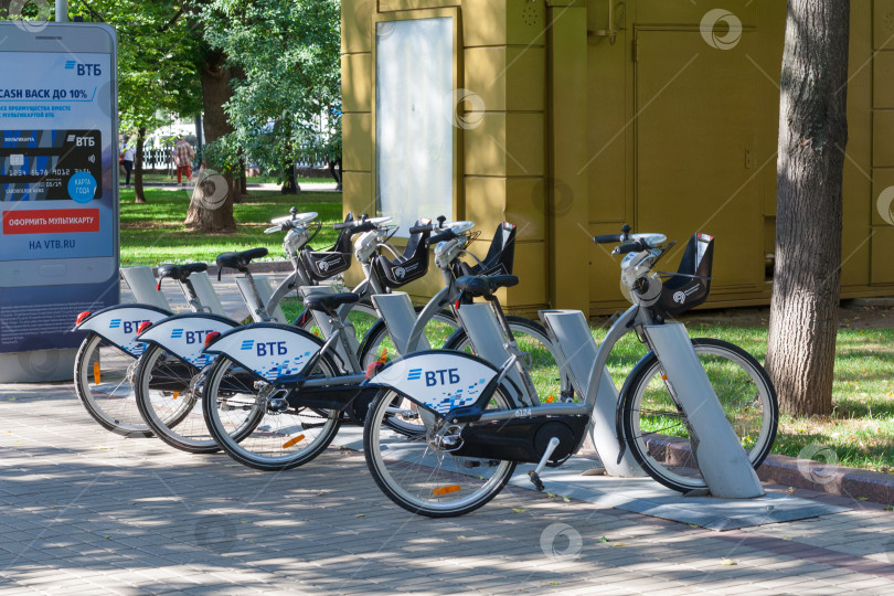 Скачать Москва, Россия, август 2018: Вид на пункт проката велосипедов в городском парке (редакционная статья) фотосток Ozero