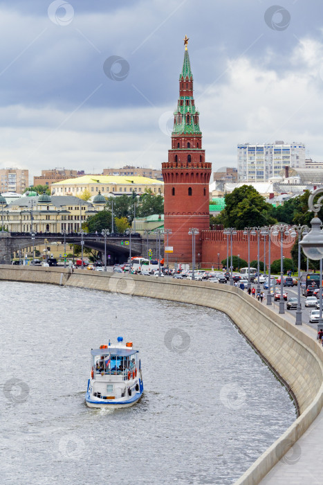 Скачать Москва, Россия, август 2018 г.: Вид на Кремлевскую набережную с прогулочного катера, плывущего по реке (редакционная статья) фотосток Ozero