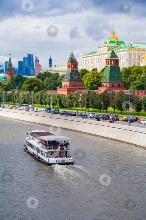 Скачать Москва, Россия, август 2018 г.: Вид на Кремлевскую набережную с прогулочного судна, плывущего по реке (редакционная статья) фотосток Ozero