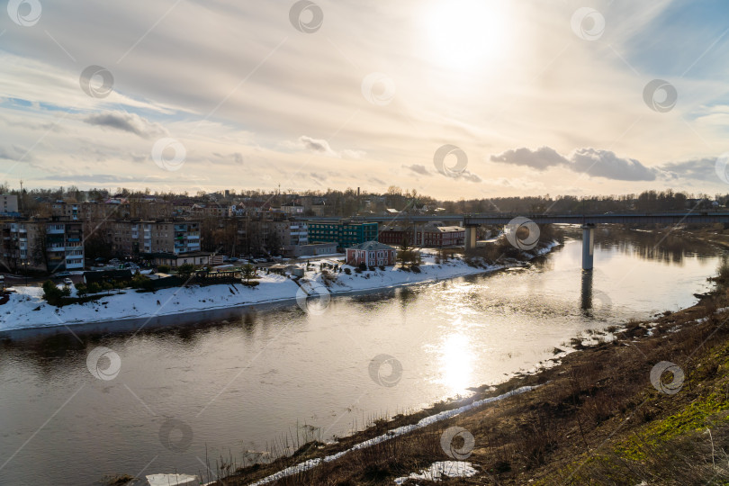 Скачать 22 марта 2024 года. Россия. Ржев. Весенний вид на город с набережной. фотосток Ozero