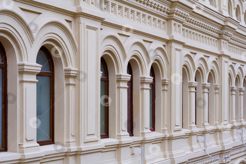 Скачать Перспективный вид на фасад старинного каменного здания с декоративными орнаментами и окнами фотосток Ozero