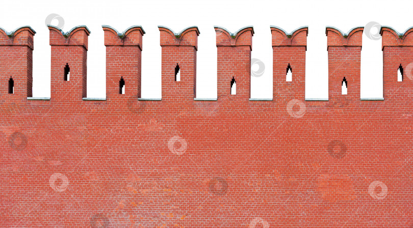 Скачать Вид крупным планом на фрагмент стены из красного кирпича с зубцом в форме ласточкиного хвоста, выделенным на белом фоне фотосток Ozero