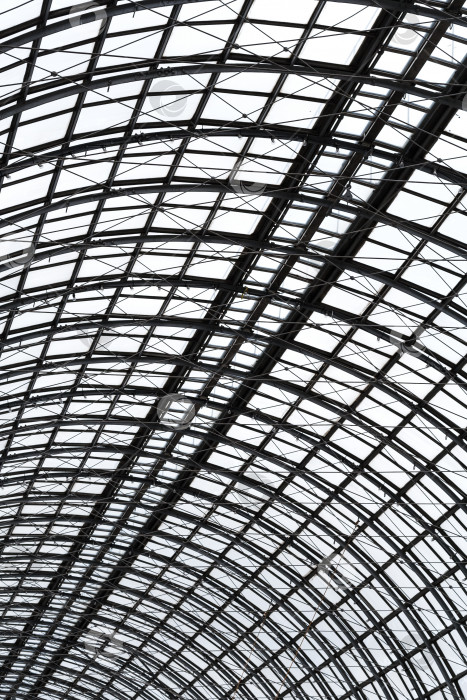 Скачать Перспективный вид на полусферический потолок из стекла и металла в современном здании в качестве фона, текстуры (вертикальная ориентация изображения) фотосток Ozero