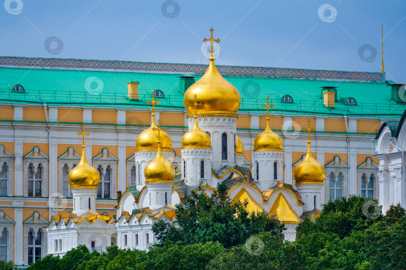 Скачать Россия, Москва, август 2018 г., редакционная статья. Вид крупным планом на Благовещенский собор Московского Кремля с золотыми куполами на фоне Большого Кремлевского дворца фотосток Ozero