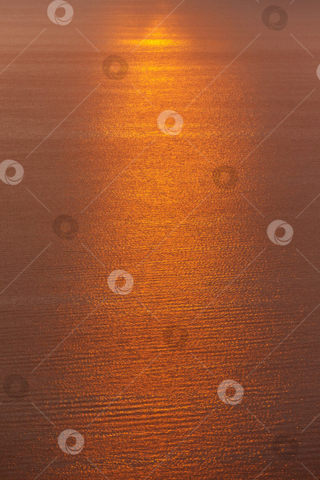 Скачать Крупный план на эффектном отражении оранжевого солнца в воде фотосток Ozero