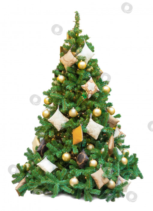 Скачать Рождественская елка, украшенная позолоченными шарами и игрушками, выделенными на белом фоне фотосток Ozero