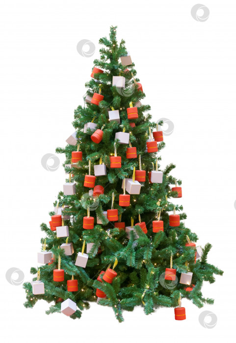 Скачать Рождественская елка, украшенная подарочными коробками, выделенными на белом фоне фотосток Ozero