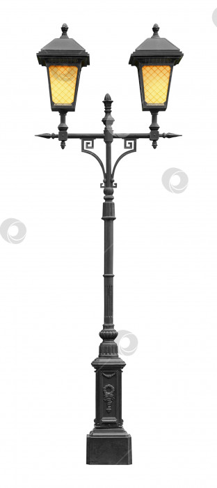 Скачать Винтажный фонарный столб с включенным светом, выделенный на белом фоне (элемент дизайна) фотосток Ozero