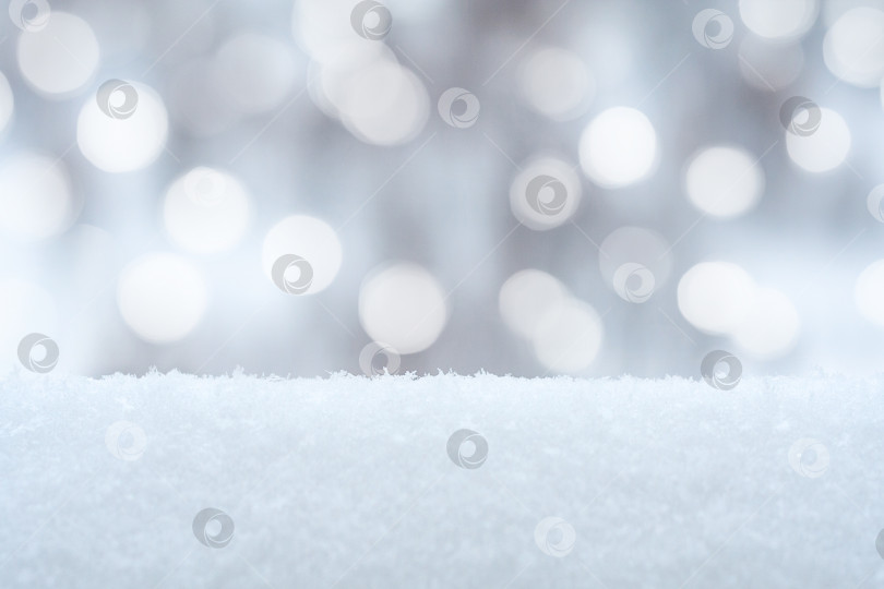 Скачать Зимний фон со снежными заносами и праздничными огнями в боке (копия пробелом, размыто) фотосток Ozero