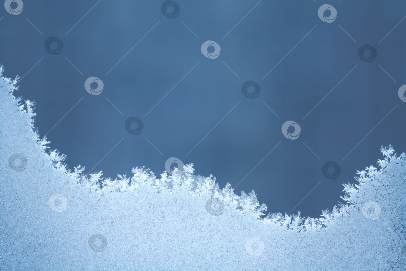 Скачать Морозный узор на синем стекле с копировальным пространством (абстракция) фотосток Ozero