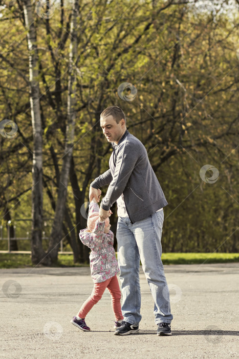 Скачать Папа играет со своей дочерью на заднем дворе. Разматывает его вокруг себя. Семья, папа играет со своей дочерью по выходным фотосток Ozero