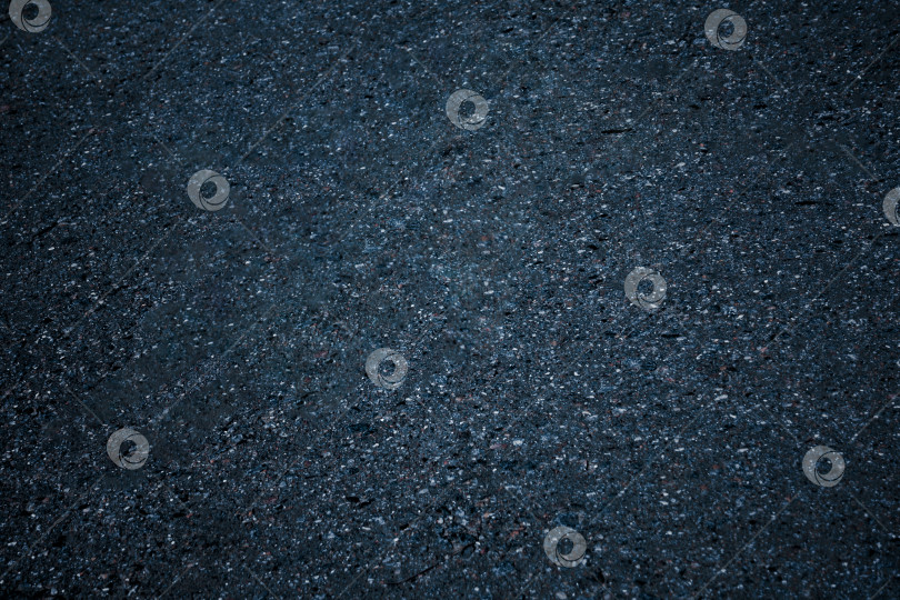 Скачать Вид сверху на темно-сером асфальтовом покрытии в качестве фона, текстуры (виньетка, точечный свет) фотосток Ozero